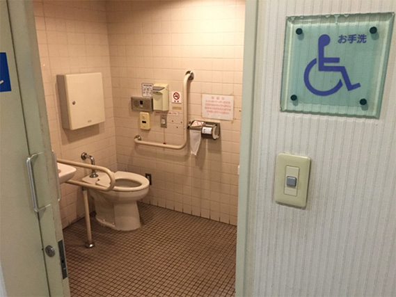 フレンテ４階駐車場近くのトイレは右片麻痺用となります。