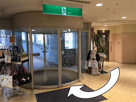 2階エレベーターを降りて右側にある自動ドアから渡り廊下に出ます。